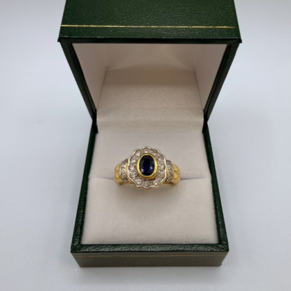 Bague 2 or 18 carats sertie de diamants en pavage et saphir