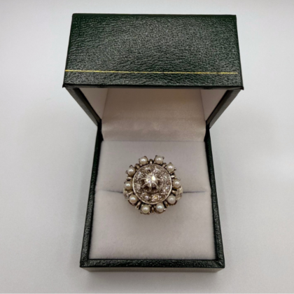 Bague or blanc monture ancienne perles et diamants