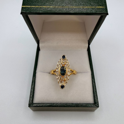 Bague or jaune marquise sertie d'un pavage de diamants et de 3 Saphirs