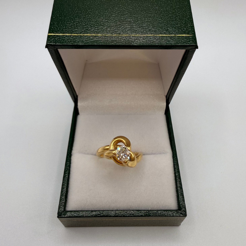 Bague or jaune massive sertie d'un diamant centrale sur monture haute
