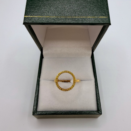 Bague Moderne ronde Or jaune 18 carats sertie d'un pavage de pierres vertes