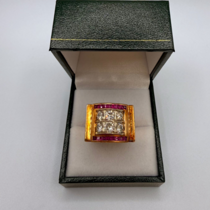 Bague Or jaune "TANK" ornées de diamant en taille ancienne et de rubis
