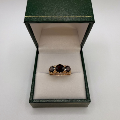 Bague or jaune 9 carats monture ancienne sertie de 3 pierres rouge
