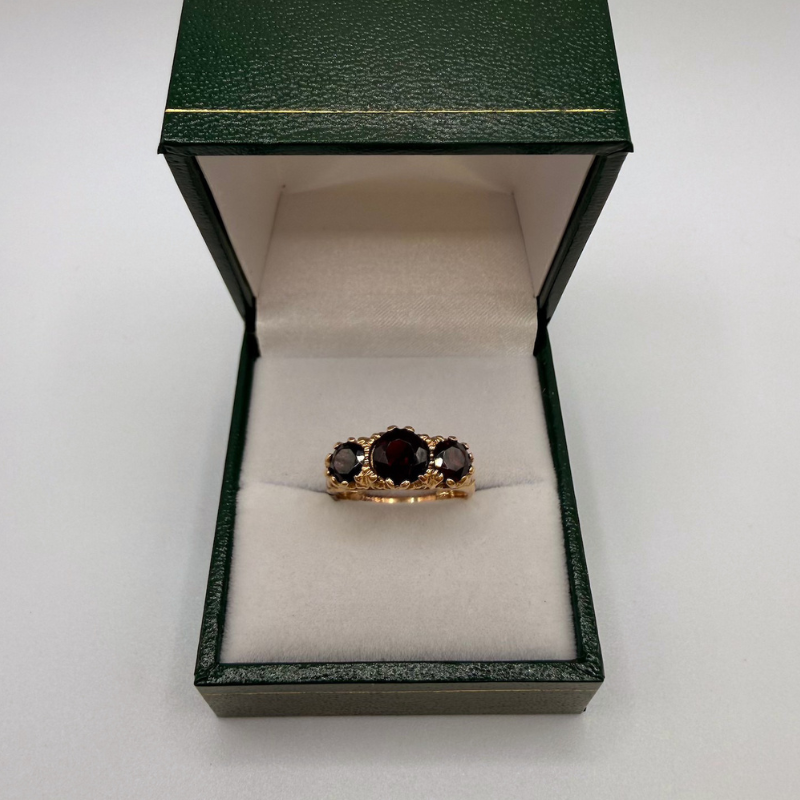 Bague or jaune 9 carats monture ancienne sertie de 3 pierres rouge
