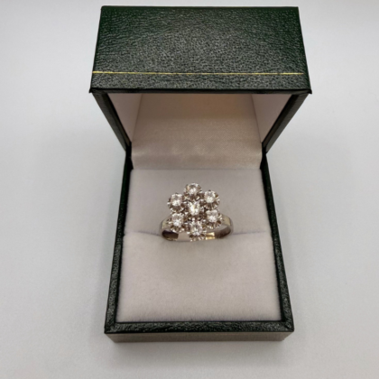 Bague or blanc 18 carats sertie de pierres blanches x7