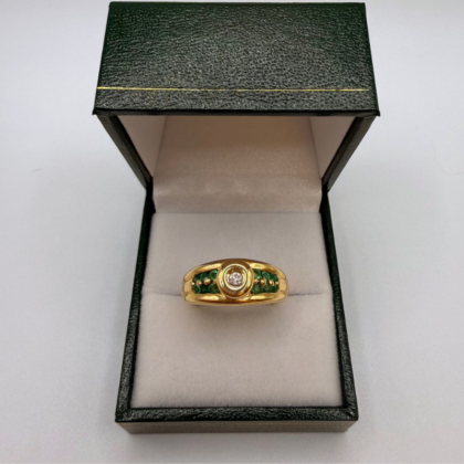 Bague massive or jaune moderne - DTS centrale et pierres vertes