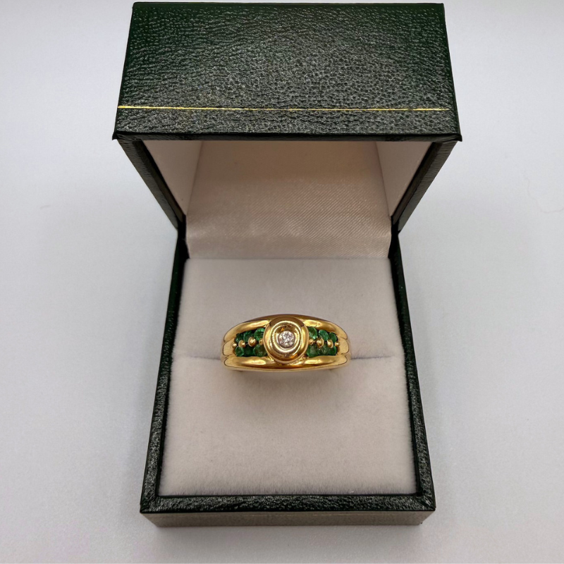 Bague massive or jaune moderne - DTS centrale et pierres vertes