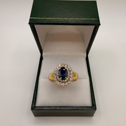Bague marguerite pavage de diamants sertie Pierre bleu central