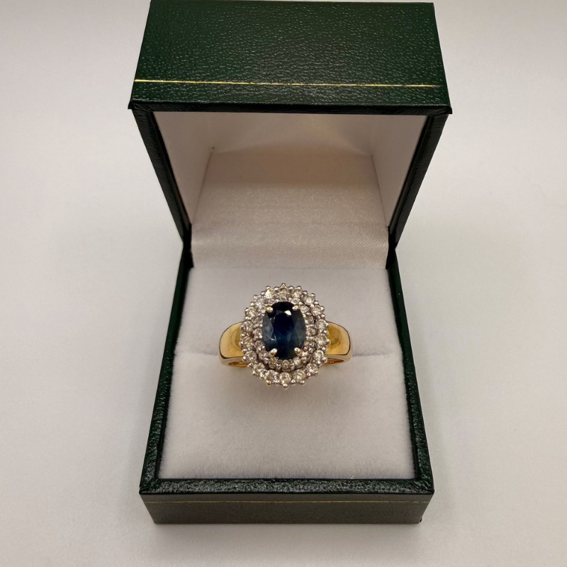 Bague marguerite pavage de diamants sertie Pierre bleu central