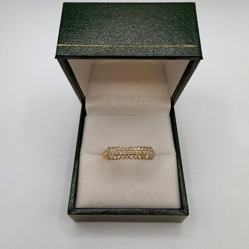 Bague or jaune pavage de diamants en rail