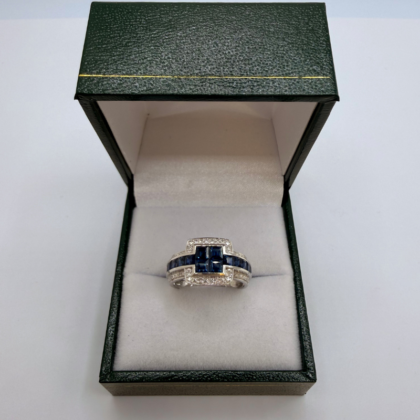 Bague Moderne Or blanc 18 carats Sertie saphir et pavage de diamants