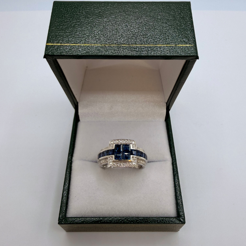 Bague Moderne Or blanc 18 carats Sertie saphir et pavage de diamants