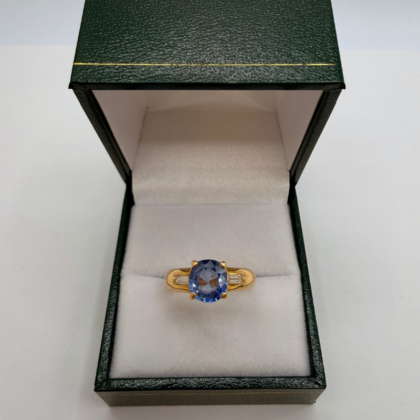 Bague moderne - Or jaune 18 carats sertie d'une pierre bleue et diamants