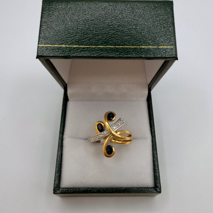 Bague or jaune style fantaisie sertie saphir bleu et éclats de diamants