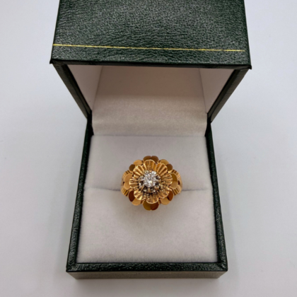 Bague Or jaune 18 carats " florale" sertie d'un diamant