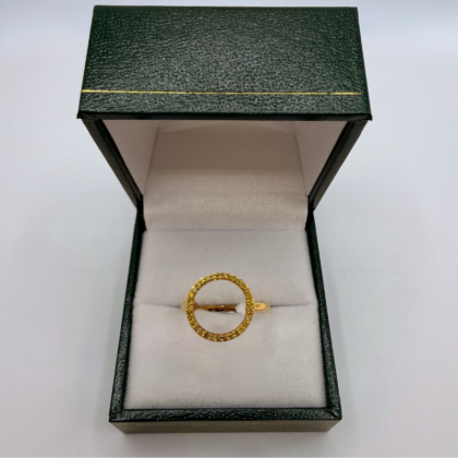 Bague Moderne ronde Or jaune 18 carats sertie d'un pavage de pierres vertes