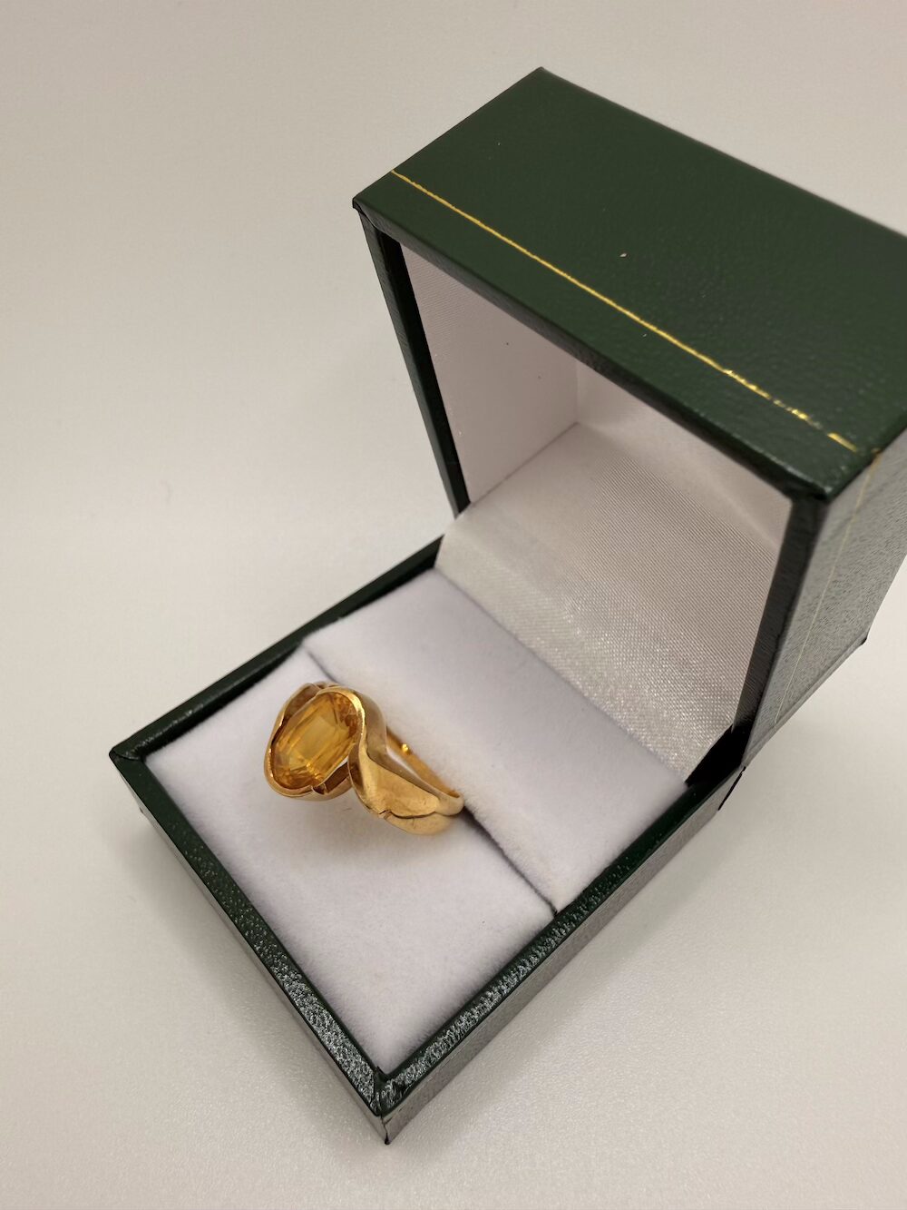 Bague Or jaune 18 carats - Sertie d'un Saphir jaune de 2,88 carats – Image 3