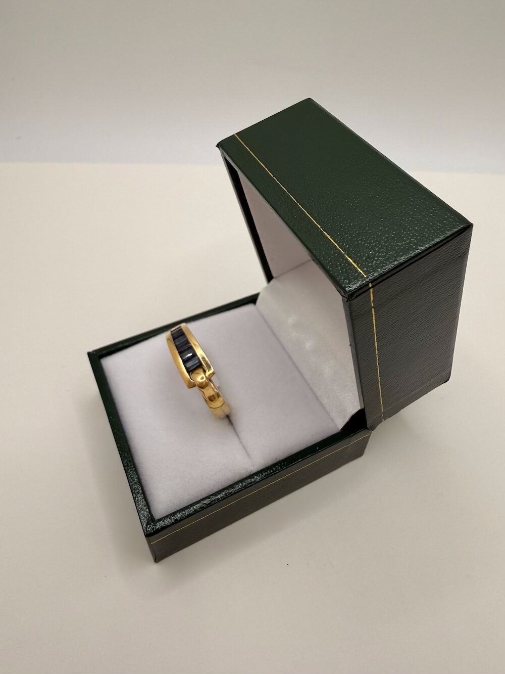 Bague "Guy Laroche" Or jaune 18 carats sertie pierres bleues – Image 2