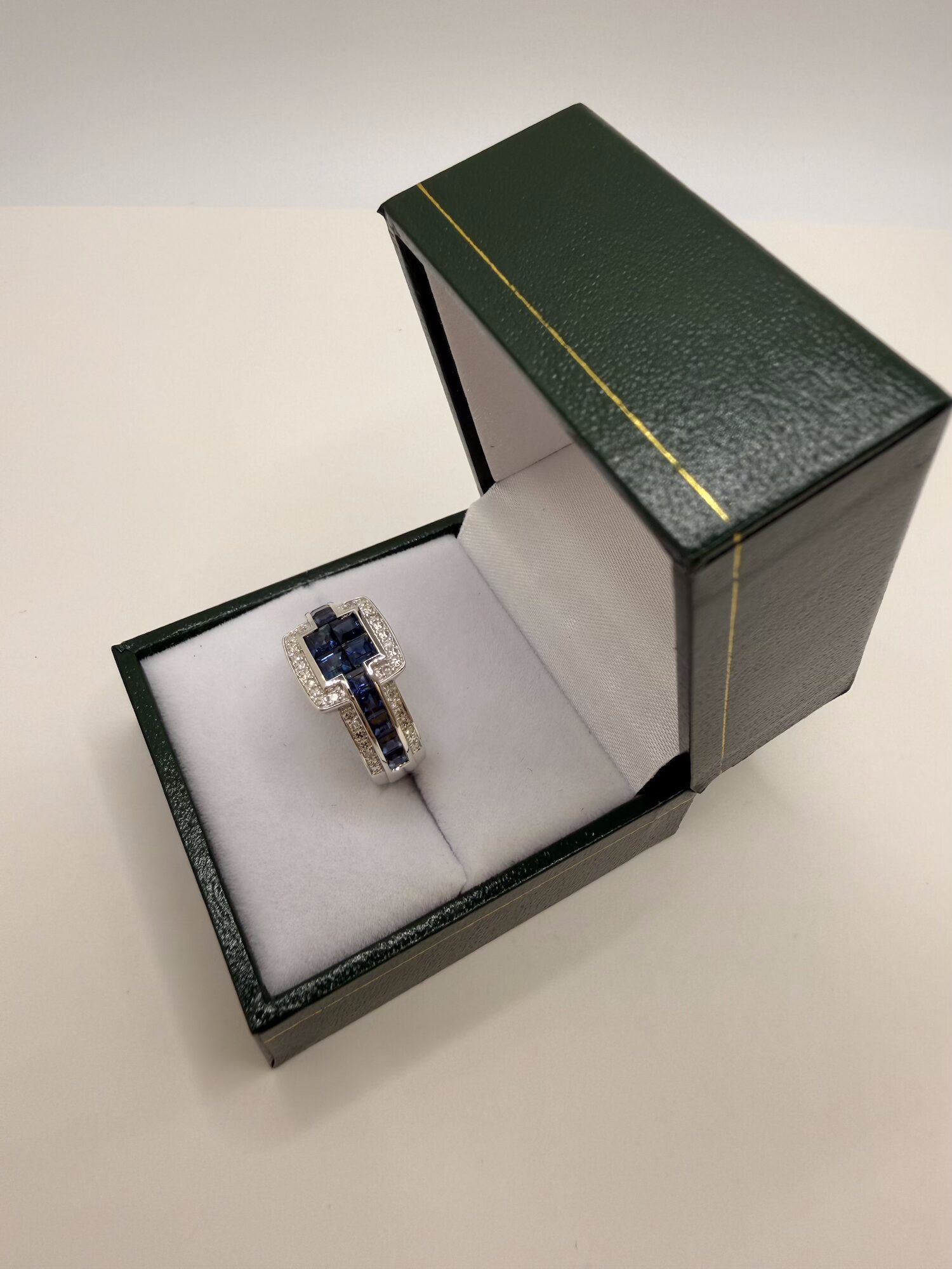 Bague Moderne Or blanc 18 carats Sertie saphir et pavage de diamants – Image 2