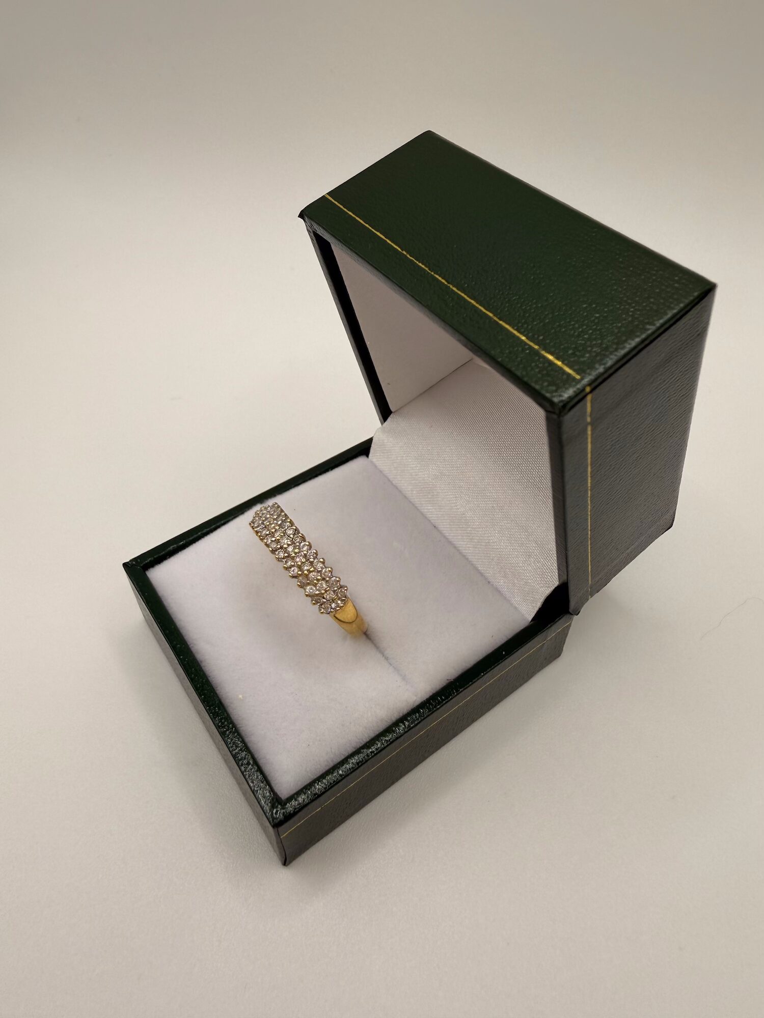 Bague or jaune pavage de diamants en rail – Image 2