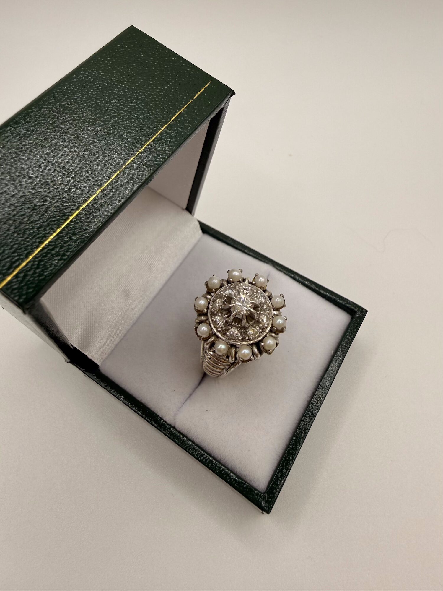 Bague or blanc monture ancienne perles et diamants – Image 3