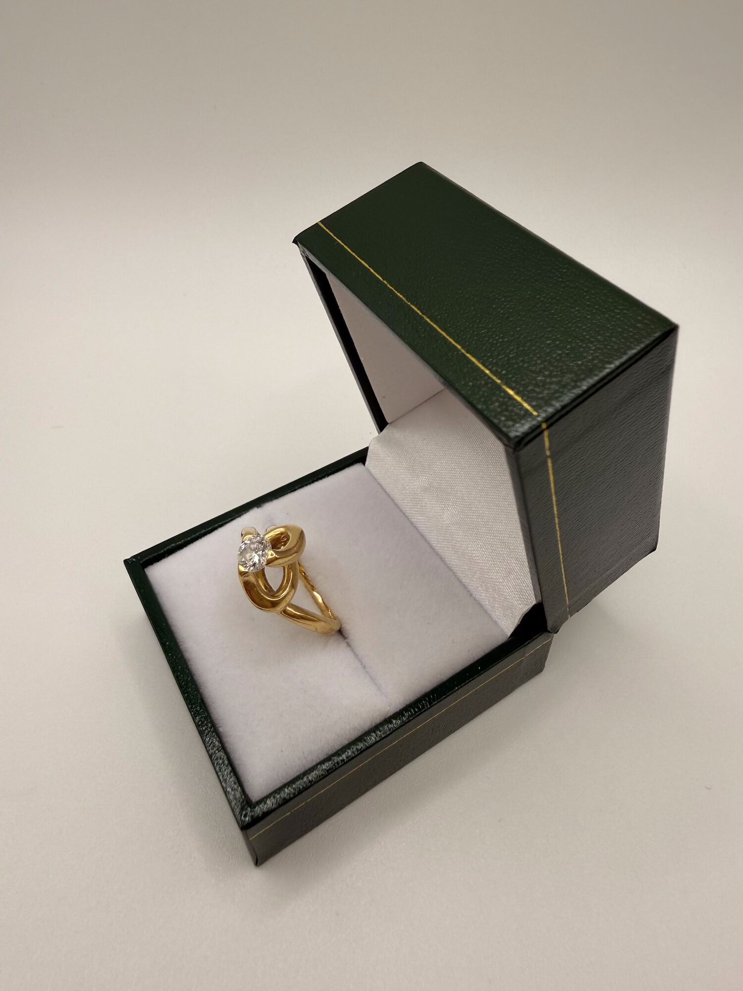 Bague or jaune massive sertie d'un diamant centrale sur monture haute – Image 2