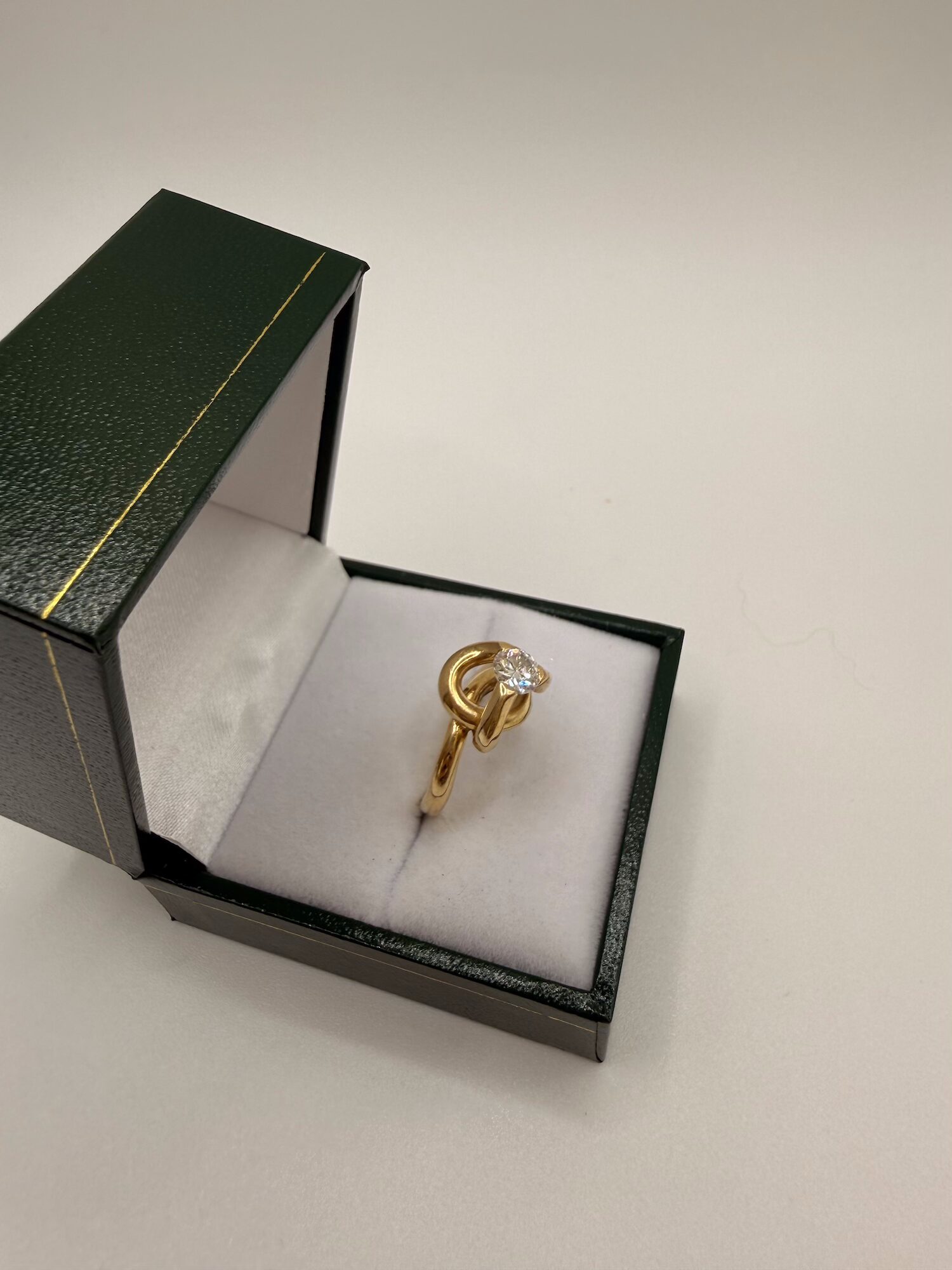 Bague or jaune massive sertie d'un diamant centrale sur monture haute – Image 3