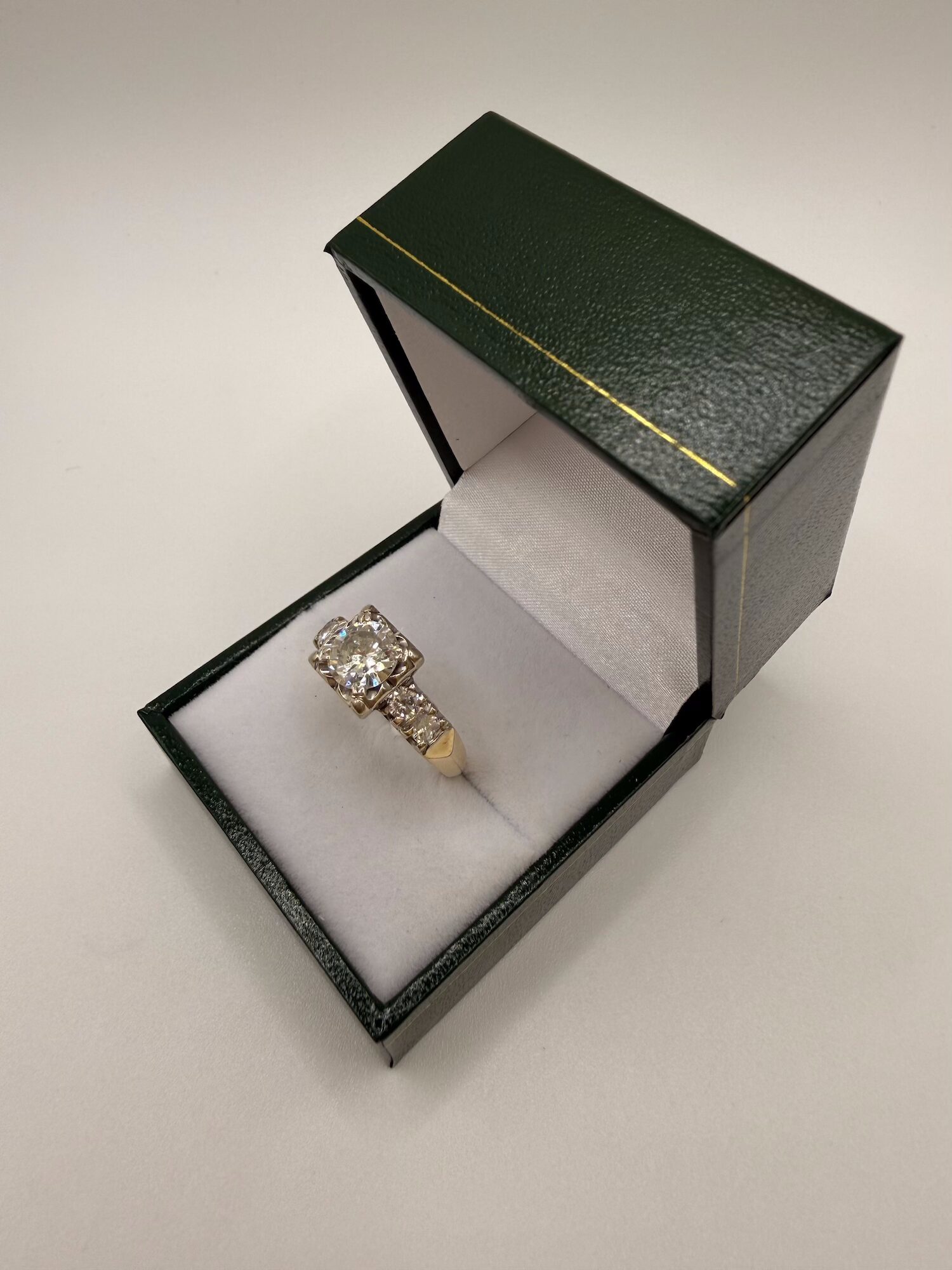 Bague or jaune et blanc - monture ancienne - 14 Carats sertie diamants centrale 1 Carats et 0,10 carats – Image 2