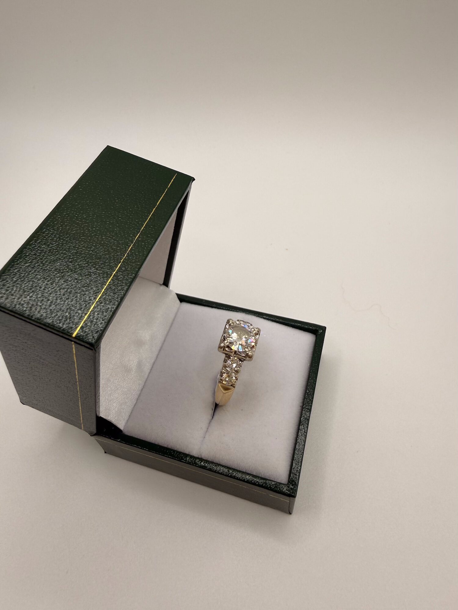 Bague or jaune et blanc - monture ancienne - 14 Carats sertie diamants centrale 1 Carats et 0,10 carats – Image 3