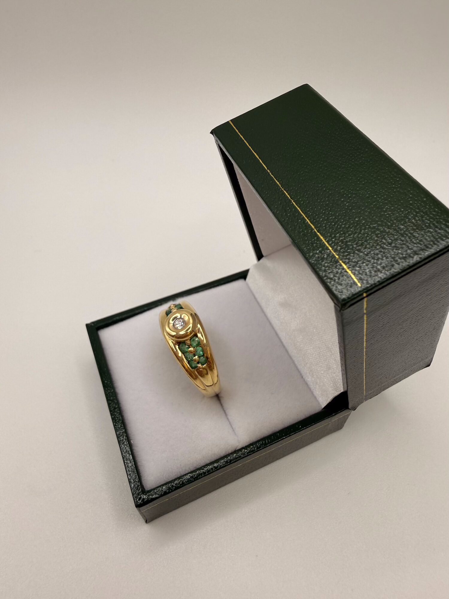 Bague massive or jaune moderne - DTS centrale et pierres vertes – Image 2