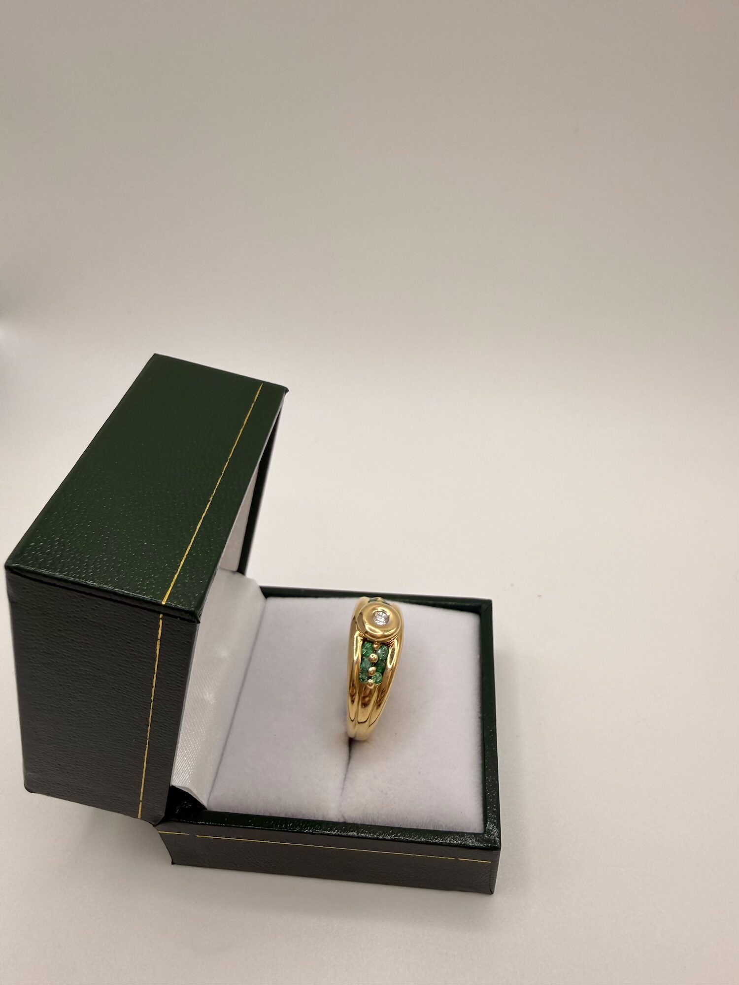 Bague massive or jaune moderne - DTS centrale et pierres vertes – Image 3