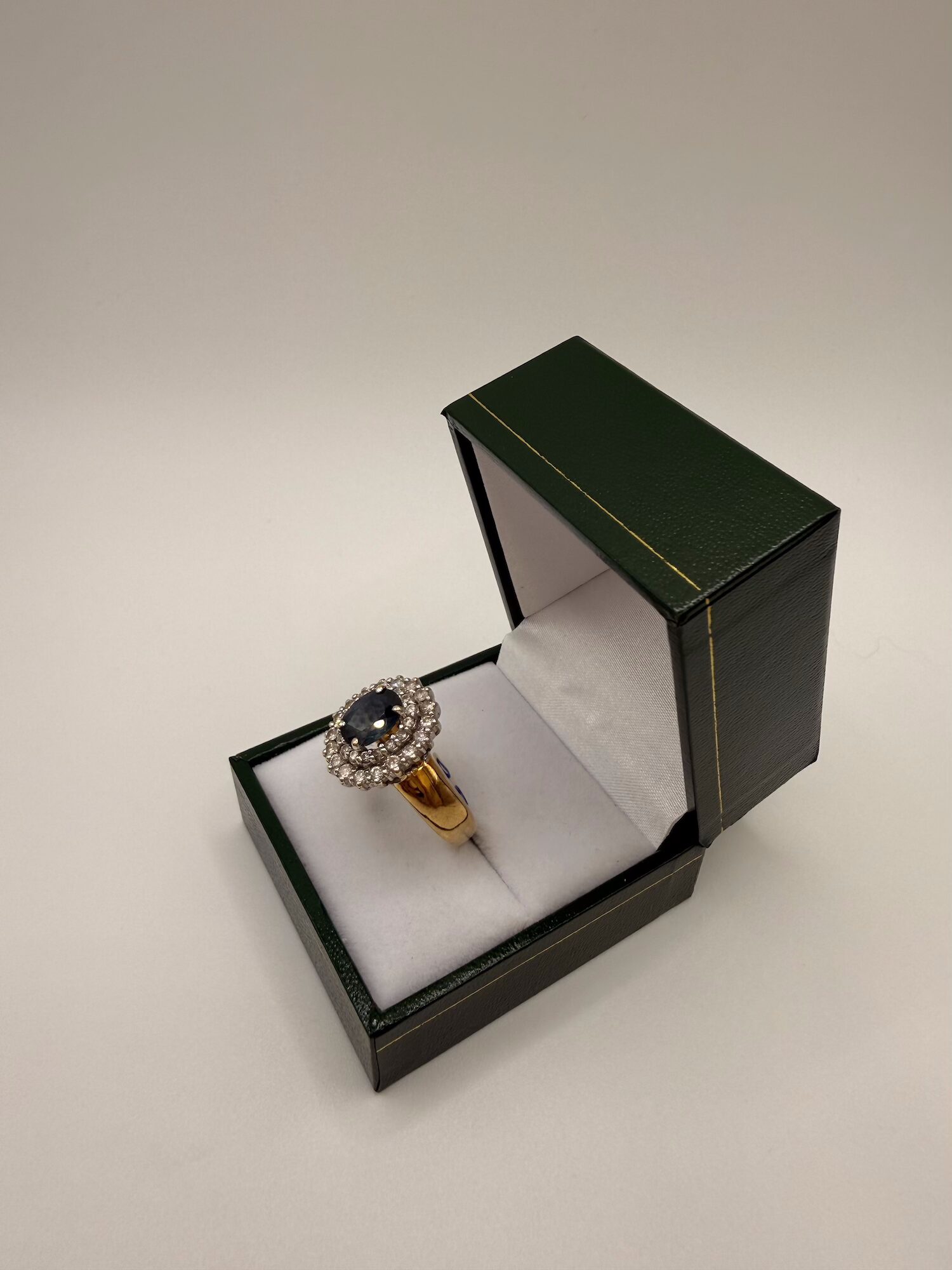 Bague marguerite pavage de diamants sertie Pierre bleu central – Image 2