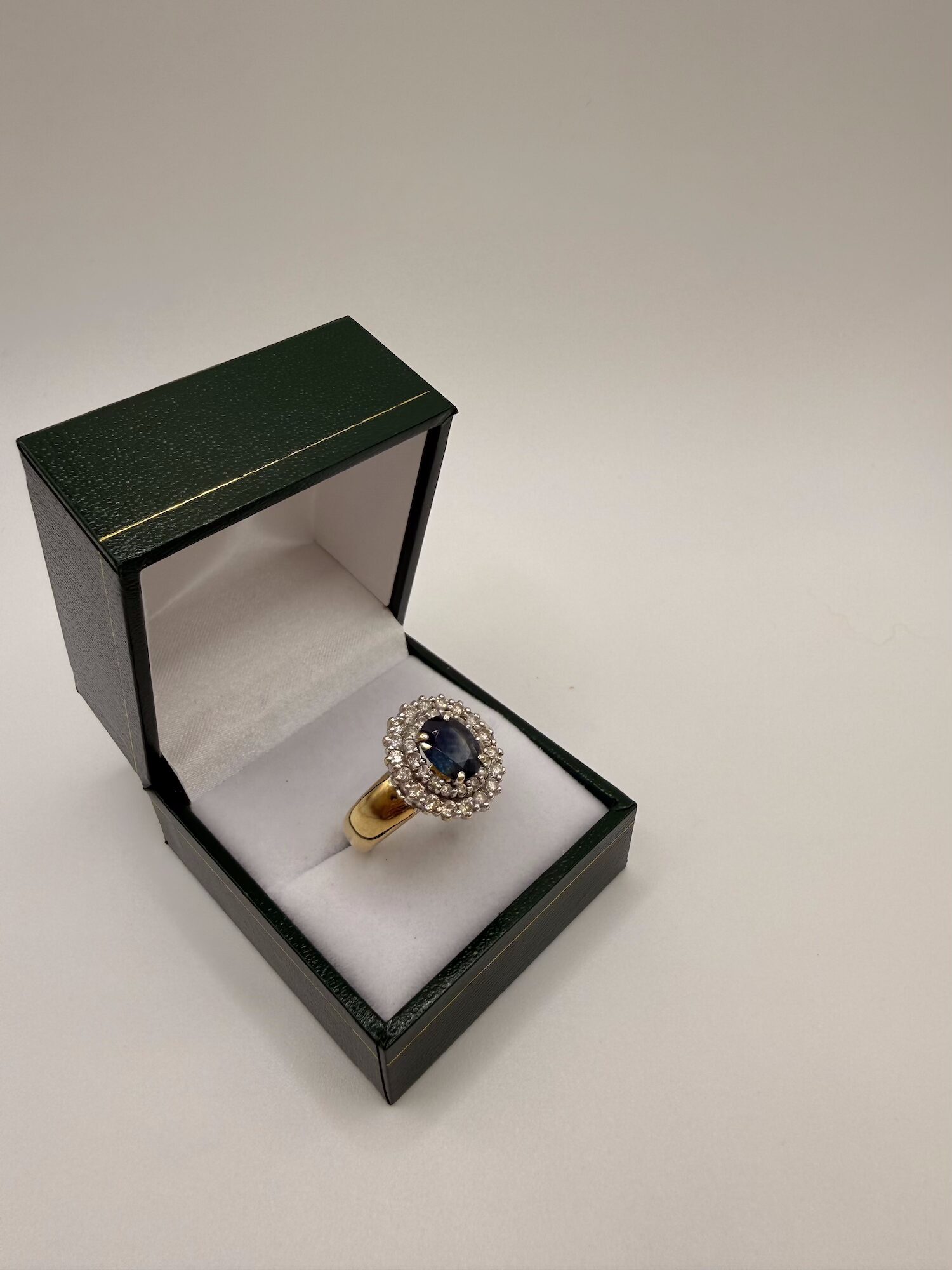 Bague marguerite pavage de diamants sertie Pierre bleu central – Image 3