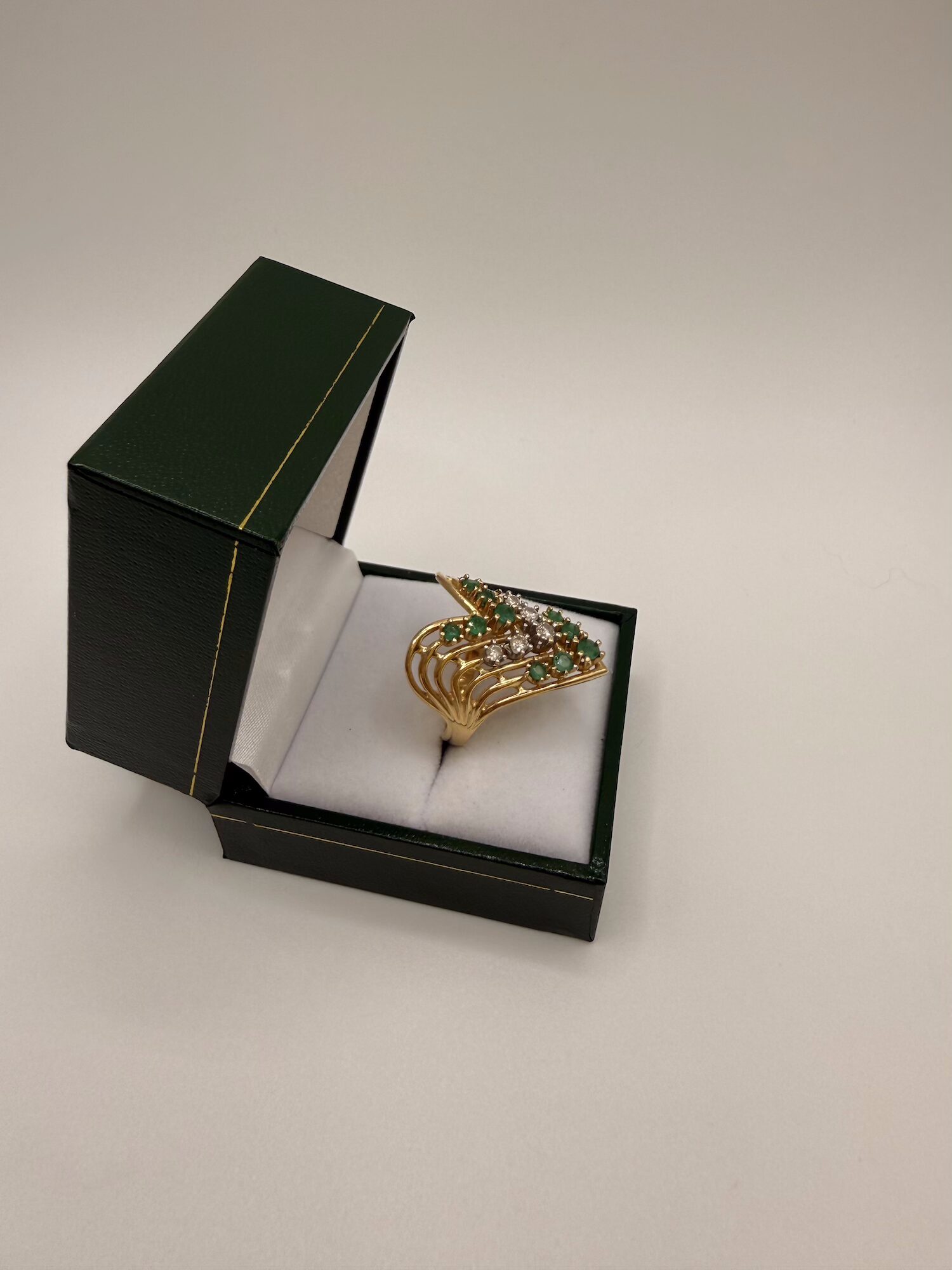 Bague or jaune 14 Carats sertie diamants et pierres vertes – Image 3