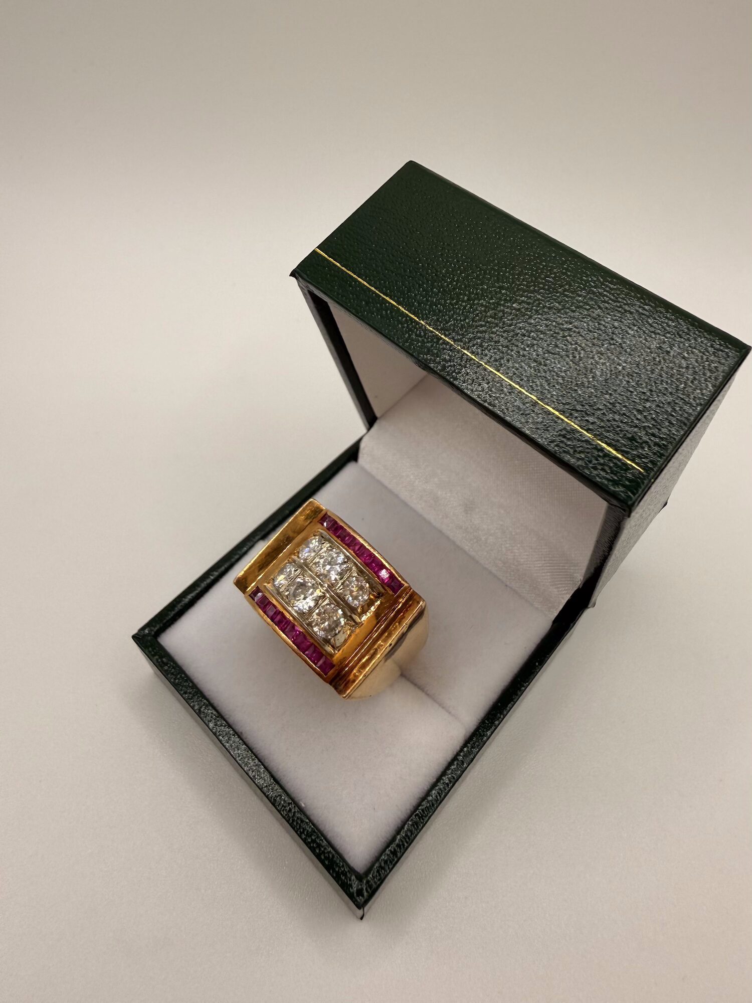 Bague Or jaune "TANK" ornées de diamant en taille ancienne et de rubis – Image 2