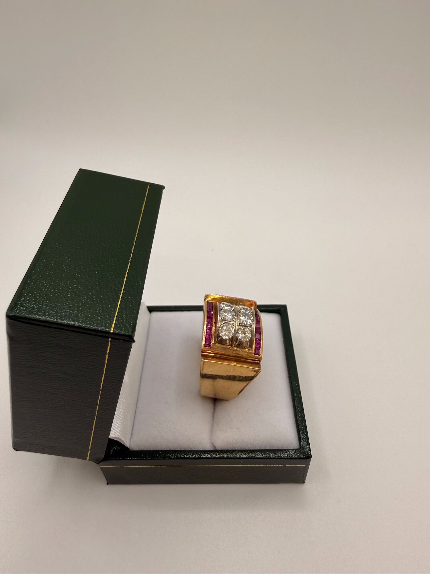 Bague Or jaune "TANK" ornées de diamant en taille ancienne et de rubis – Image 4