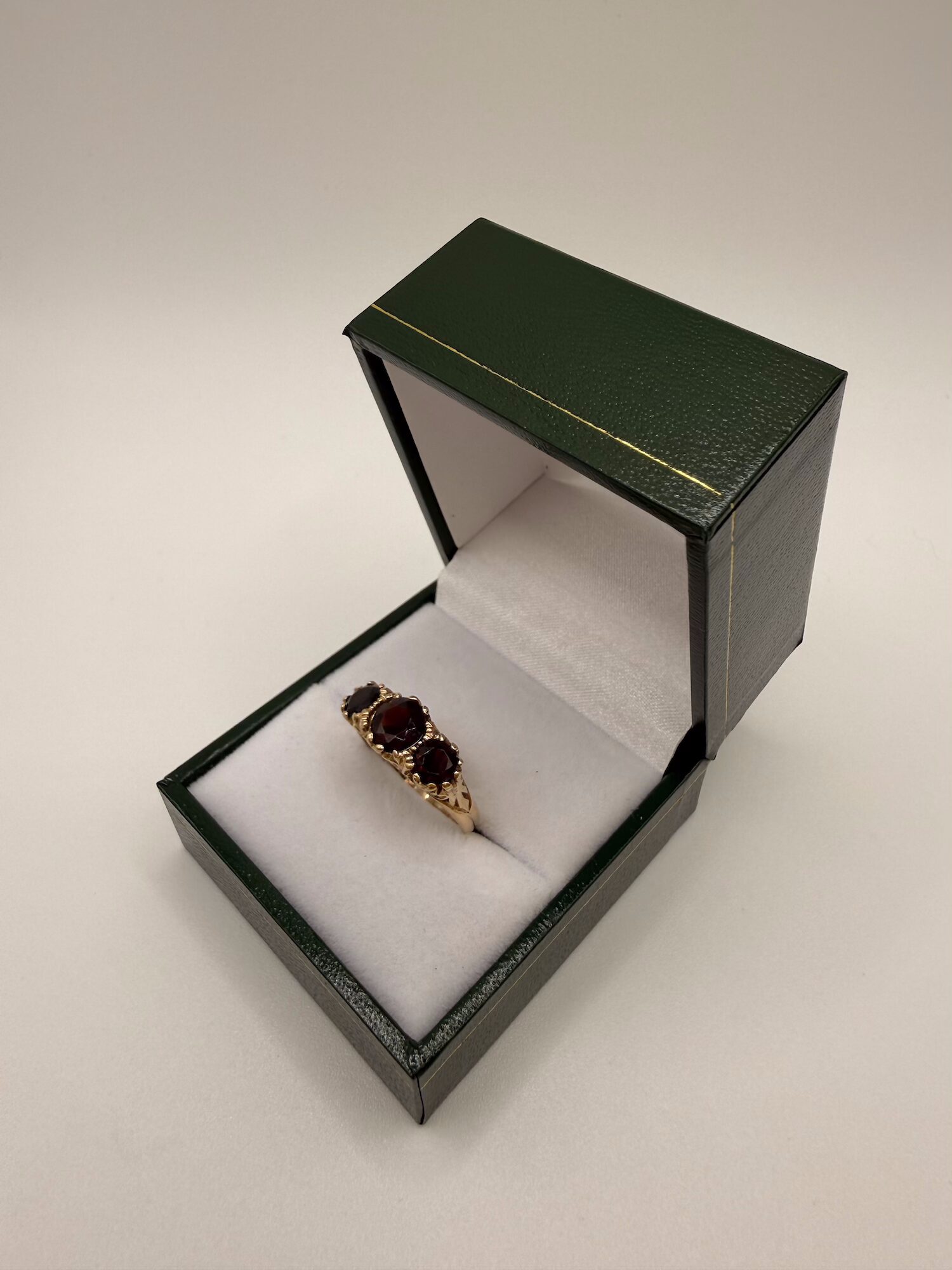 Bague or jaune 9 carats monture ancienne sertie de 3 pierres rouge – Image 2