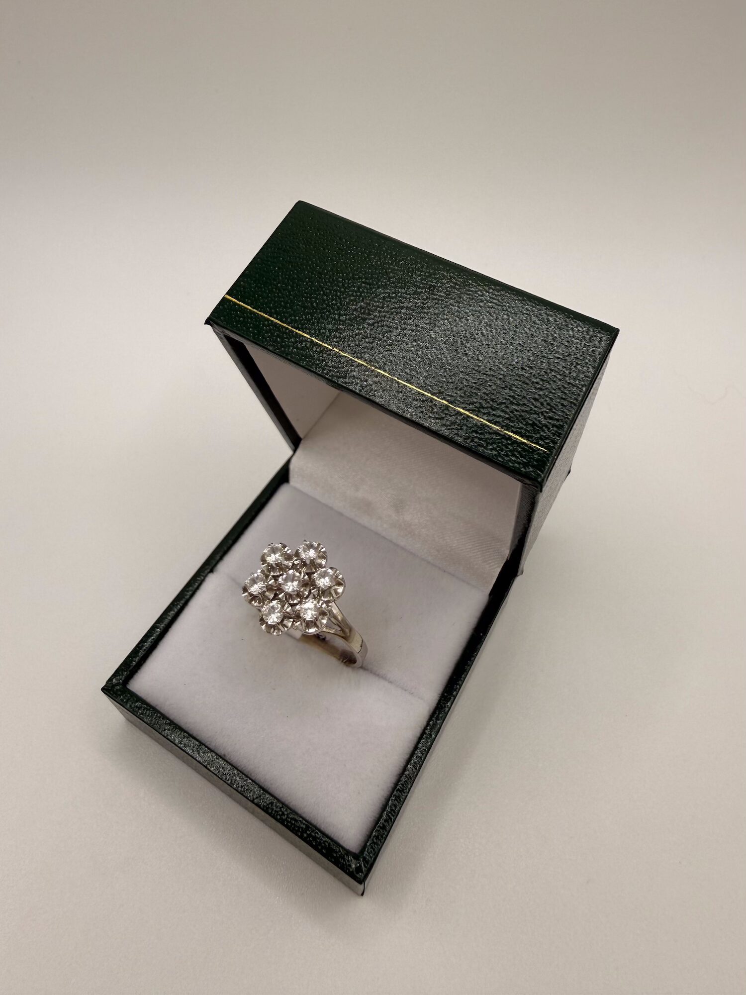 Bague or blanc 18 carats sertie de pierres blanches x7 – Image 2