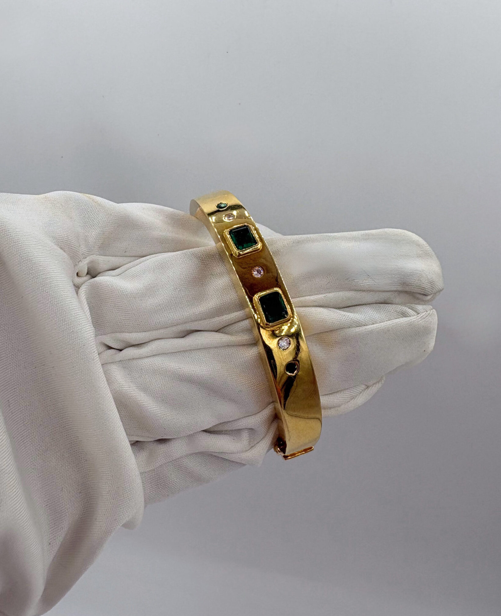 Bracelet jonc or jaune Emeraudes